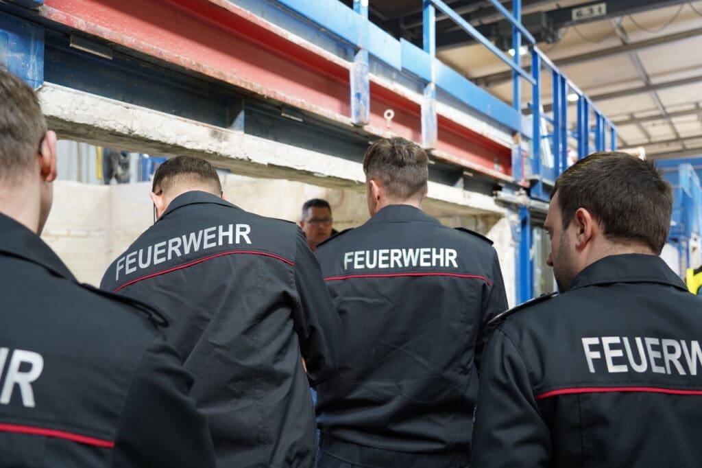 Brandversuch in der MFPA Leipzig: Holz im Feuertest 4 Holzbau Kompetenz Sachsen GmbH – DSC01580