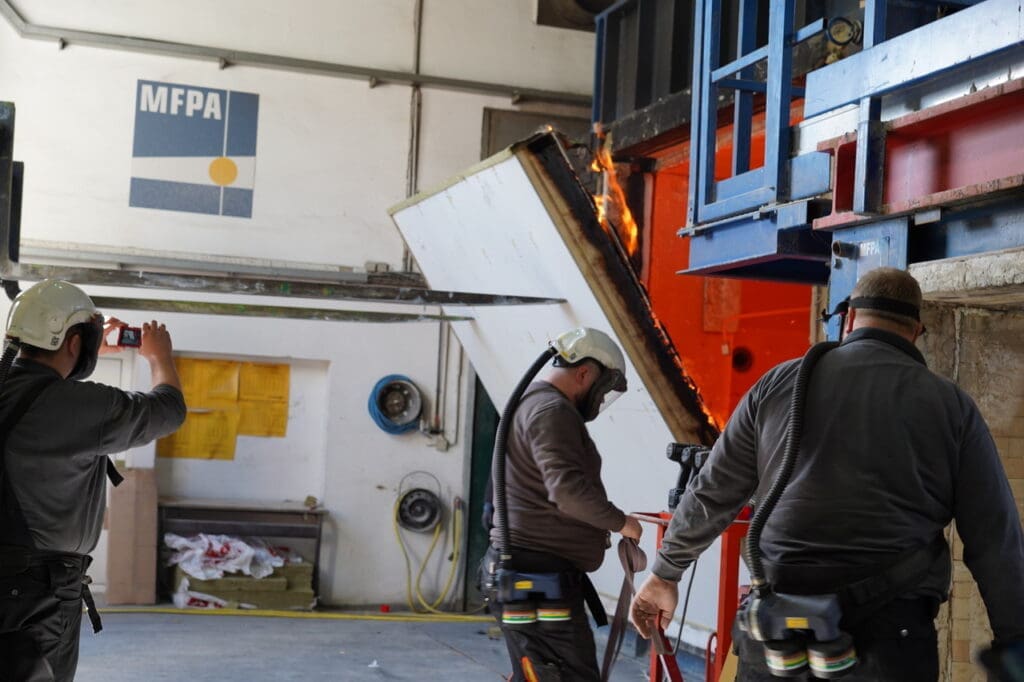 Brandversuch in der MFPA Leipzig: Holz im Feuertest 5 Holzbau Kompetenz Sachsen GmbH – DSC01648