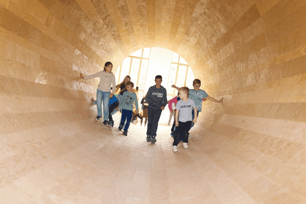 Kindermitmachausstellung „ALLES HOLZ“ in Chemnitz: Erlebnisparadies für große und kleine Entdecker 1 Holzbau Kompetenz Sachsen GmbH – D3233 Holzkompetenzzentrum AusstellungseroeffnungDSC02605