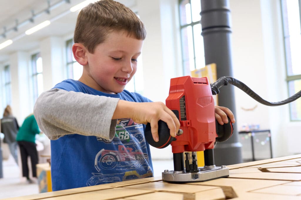Kindermitmachausstellung „ALLES HOLZ“ in Chemnitz: Erlebnisparadies für große und kleine Entdecker 2 Holzbau Kompetenz Sachsen GmbH – D3233 Holzkompetenzzentrum AusstellungseroeffnungDSC02675