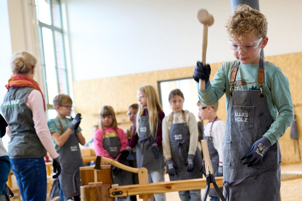 Kindermitmachausstellung „ALLES HOLZ“ in Chemnitz: Erlebnisparadies für große und kleine Entdecker 4 Holzbau Kompetenz Sachsen GmbH – D3233 Holzkompetenzzentrum AusstellungseroeffnungDSC02828