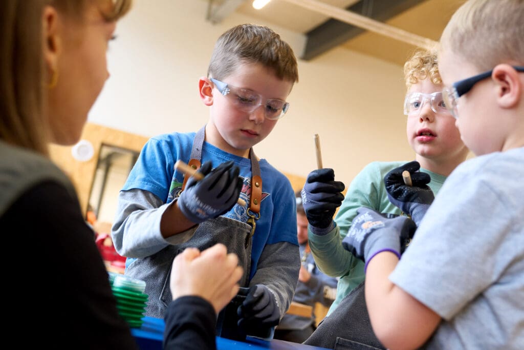 Kindermitmachausstellung „ALLES HOLZ“ in Chemnitz: Erlebnisparadies für große und kleine Entdecker 5 Holzbau Kompetenz Sachsen GmbH – D3233 Holzkompetenzzentrum AusstellungseroeffnungDSC02844