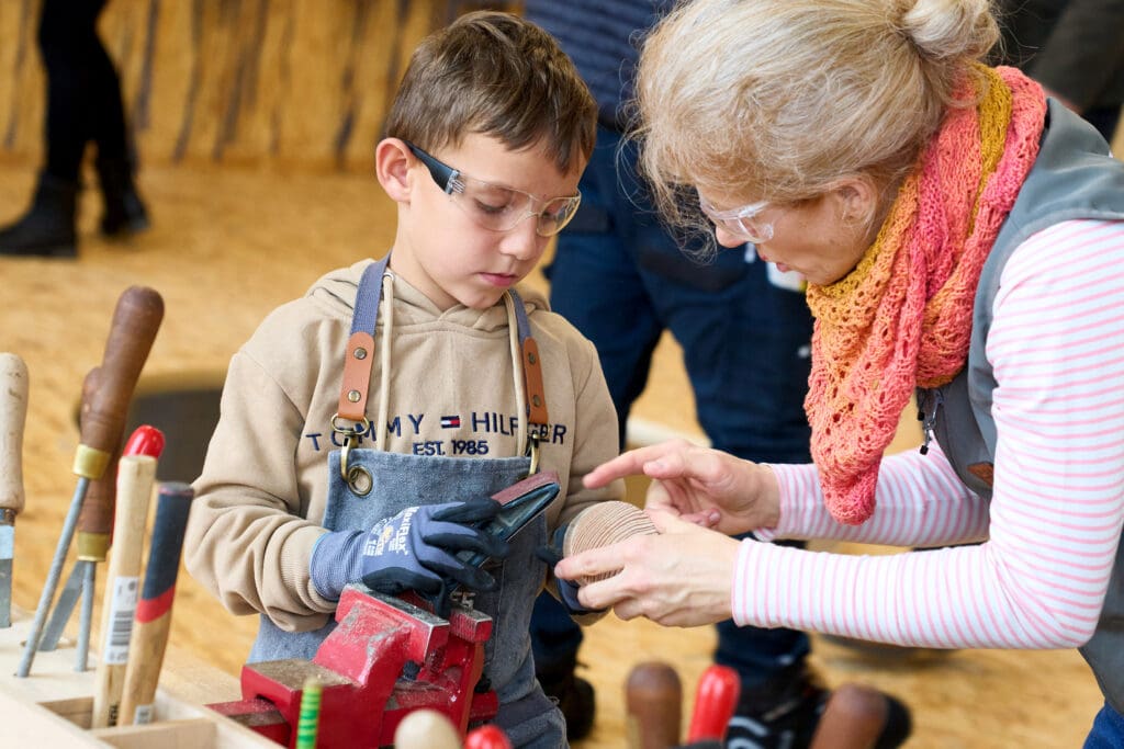 Kindermitmachausstellung „ALLES HOLZ“ in Chemnitz: Erlebnisparadies für große und kleine Entdecker 6 Holzbau Kompetenz Sachsen GmbH – D3233 Holzkompetenzzentrum AusstellungseroeffnungDSC02881